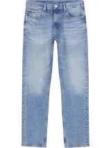 Jeans de mezclilla en varias tonalidades de azul, con corte slim y ajuste recto desde la cadera hasta el tobillo.