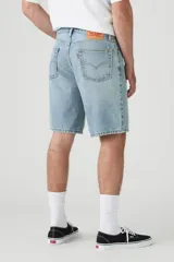 Bermuda de jean celeste con lavado claro, corte relaxed y ruedo desflecado.