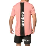 Remera deportiva color salmón con logo Umbro estampado en blanco en el pecho.