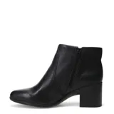 Bota de mujer Bottero de caña baja, color negro, con textura de cuero granulado, punta redonda y tacón grueso.