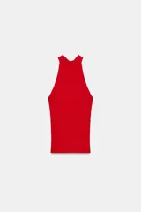 Top rojo de punto con cuello halter y lazada en la espalda.