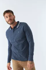 Polo de manga larga a rayas azul marino y blancas, con cuello clásico y logo bordado en el pecho. Corte regular.