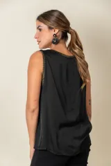 Blusa sin mangas color negro, confeccionada en seda viscosa con detalles de lurex en el cuello.