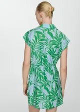 Vestido corto con estampado de hojas rojas sobre fondo blanco, corte cruzado, cuello camisero, manga corta y lazo en la cintura.