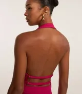 Chaleco fucsia de bengalina con escote halter, espalda descubierta y tiras finas ajustables.