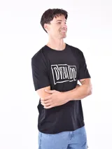 Remera blanca de corte slim fit con estampa rectangular en el frente con diseño abstracto en blanco y negro.