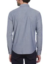 Camisa de manga larga celeste con botones marrones, bolsillo en el pecho y logo de pingüino bordado.
