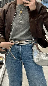 Cinturón de cuero color marrón claro, fino y sin hebilla, para anudar.