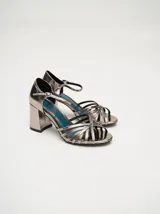 Sandalias de charol con estampado floral, taco cuadrado y correa fina en el tobillo.