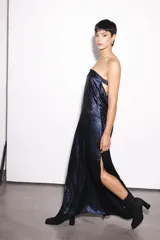 Vestido largo strapless de seda estampada en tonos azules y negros, entallado al cuerpo con espalda baja descubierta.