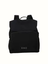 Mochila negra de lona con bolsillo frontal con cierre y solapa con broche.