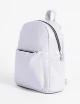 Mochila pequeña de charol color gris claro, con cierre superior y bolsillo frontal con cierre.