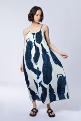 Vestido largo blanco con estampado de cebras en color azul, de breteles finos y corte holgado.
