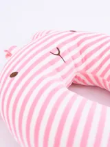 Almohada de viaje con forma de osito, con diseño a rayas horizontales rosas y blancas, y detalles bordados de ojos, nariz y boca.