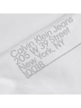 Remera blanca de algodón orgánico con corte regular, cuello redondo y mangas cortas. Estampado fotográfico con el logo de Calvin Klein Jeans en el pecho y dirección de la marca en la manga.