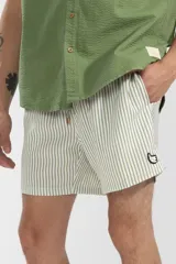 Short de baño a rayas verticales color beige y blanco, con cintura elástica ajustable con cordón, bolsillos laterales y trasero con cierre, y logo bordado en la pierna.