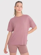 Remera negra oversize de tela fresca y cómoda, con logo pequeño estampado en el pecho.