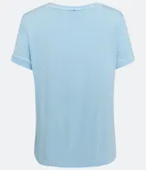 Remera de pijama celeste con escote en V y mangas cortas con ribete blanco.