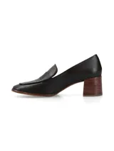 Zapato marrón de cuero con taco cuadrado de madera y detalle de cuero texturizado en la parte delantera.