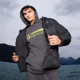 Campera puffer negra con capucha y cierre frontal.
