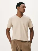 Camiseta de manga corta color rojo con cuello en V.