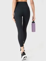 Calza deportiva negra de corte capri, con cintura alta y logo estampado en la pierna.