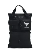 Mochila negra con múltiples bolsillos frontales, doble asa de mano y logo de Under Armour y Project Rock.