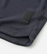 Bermuda deportiva azul marino con cintura elástica ajustable con cordón, bolsillos laterales con cierre de cremallera y logo estampado en la pierna izquierda.