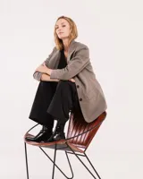 Blazer oversized de casimir 100% lana, de corte recto y largo a la cadera, con cierre delantero de dos botones y hombreras finitas.