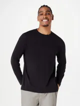 Camiseta negra de manga larga con cuello redondo.