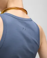 Musculosa blanca de algodón con textura acanalada, cuello redondo y logo bordado en la espalda.