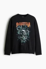 Buzo negro de corte holgado con estampado del logo de la banda de metal Pantera, con calavera y serpientes.