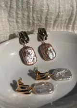 Caravanas de plata 925 con perlas barrocas de río y baño de oro.