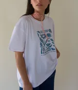 Gargantilla tejida a mano en algodón color rosa, con forma de rosa y tiras para atar.