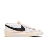 Championes Nike Blazer Low Pro Club para hombre, color blanco con detalles en negro y naranja.