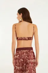 Top con estampado floral, escote en V y tirantes finos ajustables.