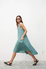 Vestido largo verde agua, de corte suelto y sin mangas.