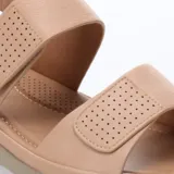 Sandalias de mujer Lady Confort Vence color beige, con dos tiras con perforaciones y plataforma baja.
