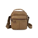 Morral de tela canvas color marrón, con correa regulable, asa de mano, cierre superior, dos bolsillos frontales con cierre, llavero exterior, bolsillos internos y bolsillo trasero con cierre.