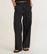 Pantalón skater de jeans con bolsillos carpintero delanteros y trabillas en la cintura.