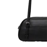 Cartera bandolera negra de cuero sintético con correa fina ajustable.