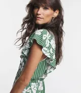 Vestido midi de viscolino con estampado de flores blancas y rayas verticales verdes. Tiene escote en V, mangas cortas amplias y cintura elástica.