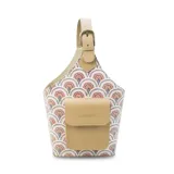 Bolso matero con diseño a cuadros color lila y blanco, con bolsillo frontal color beige y manija superior con hebilla.