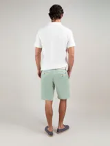 Bermuda de hombre color azul marino, marca El Ganso, de tejido 77% algodón, 20% algodón reciclado y 3% elastán. Corte Regular Fit. Tiene dos bolsillos laterales y bolsillos traseros con cintas insertadas. Tinte pigmentario consiguiendo un color desgastado.