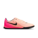 Championes de fútbol Nike Phantom Gx Ii Academy Tf, color salmón con detalles en fucsia y logo en negro.