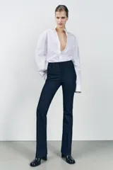 Pantalón de jean negro de tiro medio, corte bootcut y cinco bolsillos.