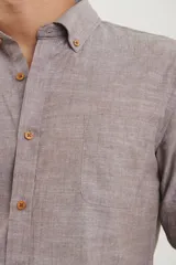 Camisa de corte sport color tostado, con botones y mangas largas, ideal para el uso diario.