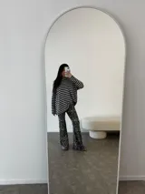 Sweater oversize de viscosa a rayas horizontales blancas y negras, con cuello alto.