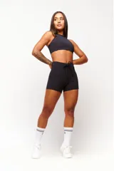 Top deportivo negro con cuello halter y espalda descubierta. Confeccionado en poliamida y elastano con protección UV50+.