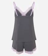 Conjunto de pijama corto gris con detalles de encaje lila, compuesto por un top de breteles finos y un short con cintura elástica.